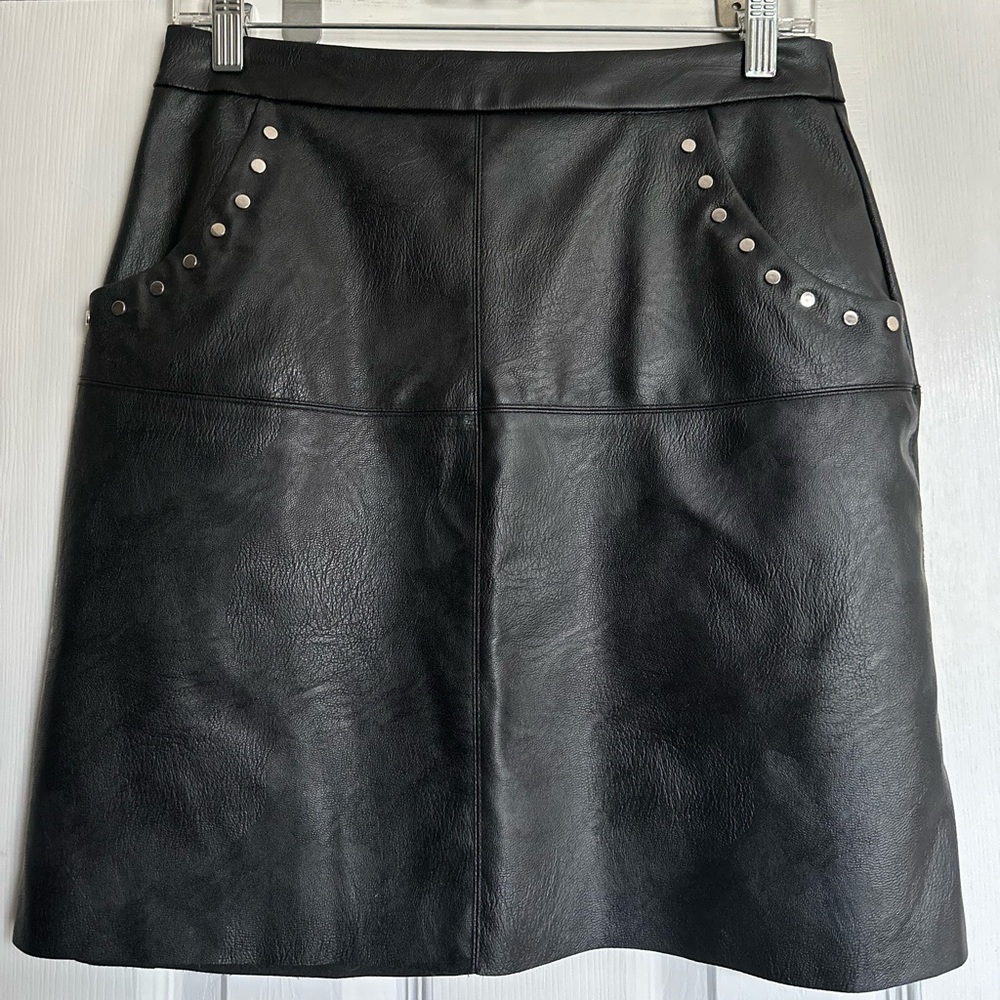 Zara Basic faux leather short skirt with pockets and grommet trim. Size small